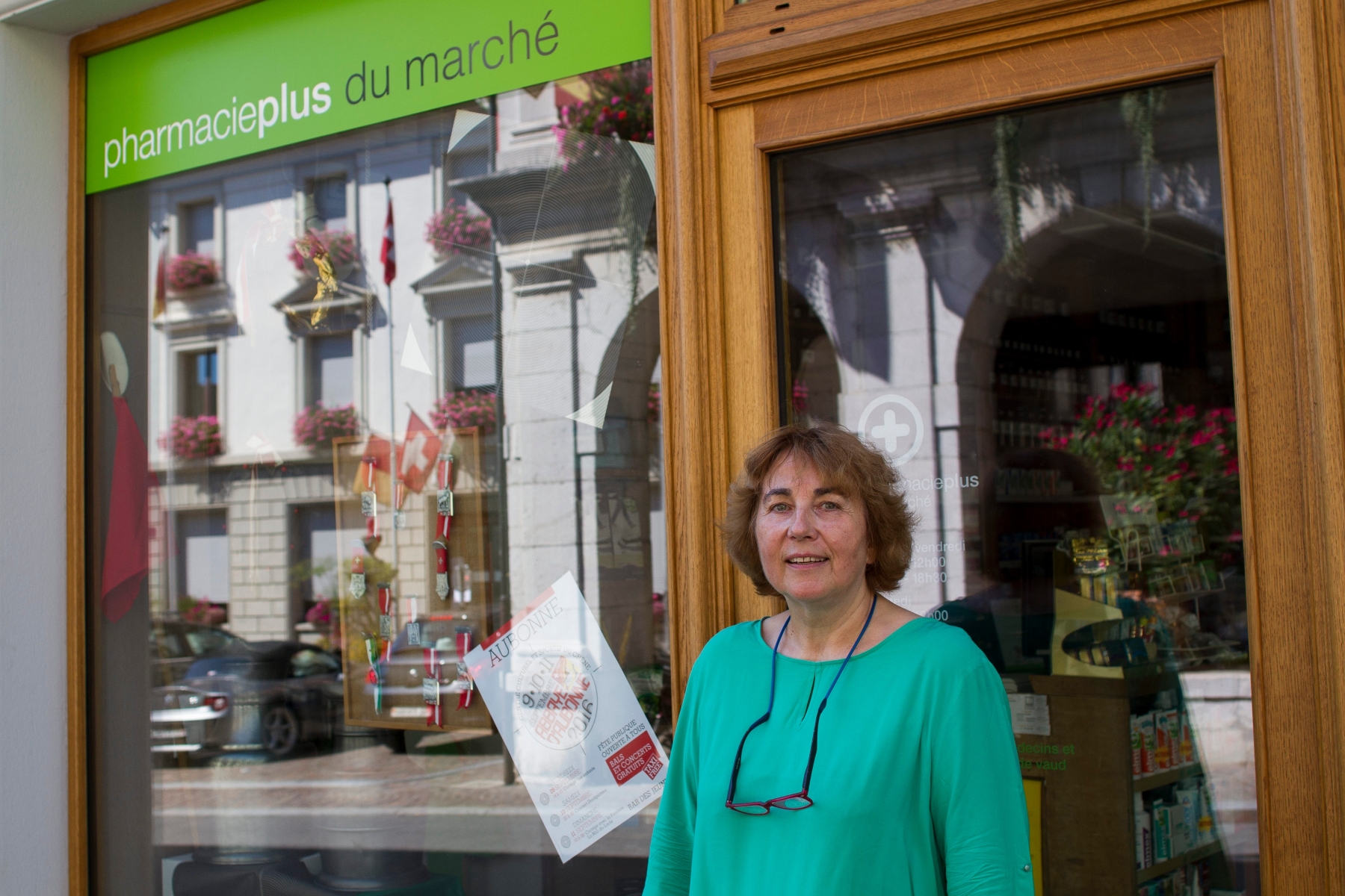 Portrait de la pharmacienne Françoise Desaules, lors de l'apéritif en honneur à son départ en retraite. Elle sera remplacée par Solange Barbay et Linda Cretegny.

Samedi 27 août 2016, Aubonne, sous les halles de l'Hôtel de Ville. Départ en retraite de la pharmacienne Françoise Desaules (Aubo