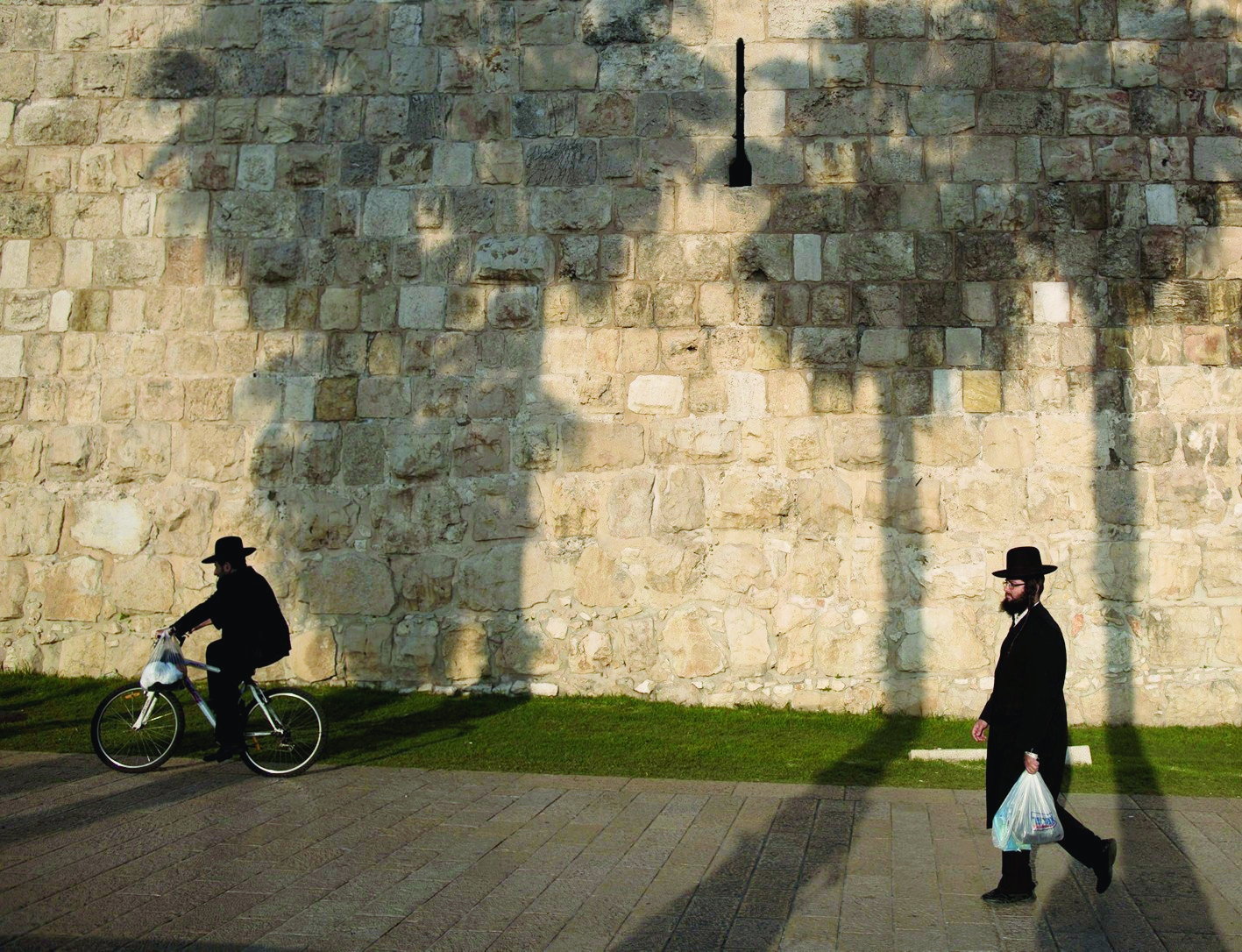 epa04542273 An Ultra-Orthodox Jewish walks along the wall of the Old City of Jerusalem, Israel, 29 December 2014.  EPA/ABIR SULTAN MIDEAST JERUSALEM OLD CITY