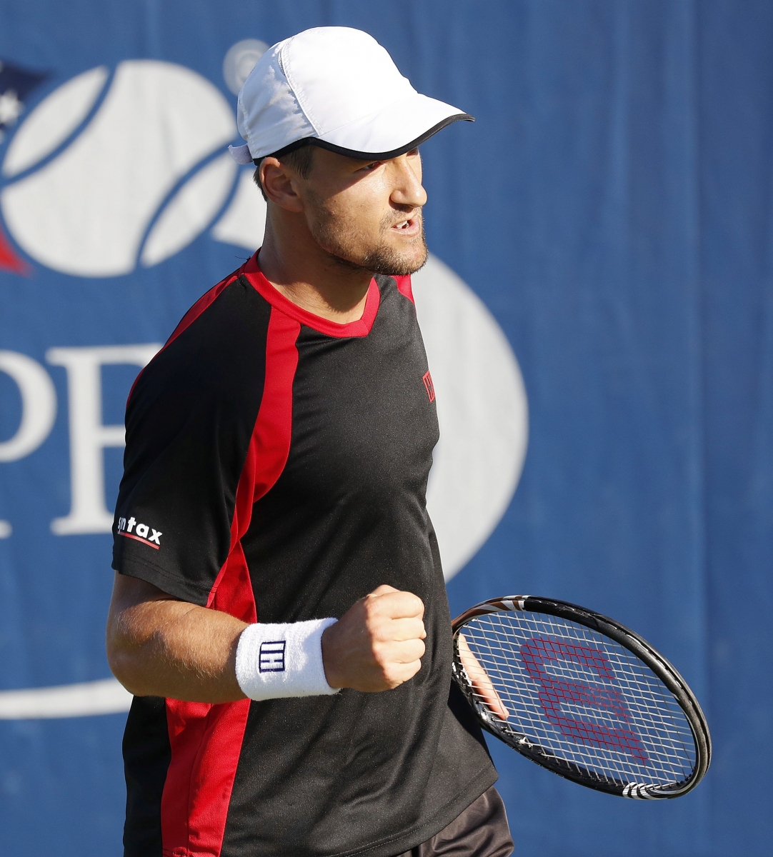 epa05514715 Marco Chiudinelli of Switzerland reacts as he plays Guillherme Clezar of Brazil during their match on the first day of the US Open Tennis Championship at the USTA National Tennis Center in Flushing Meadows, New York, USA, 29 August 2016.  The US Open runs through September 11.  EPA/PETER FOLEY