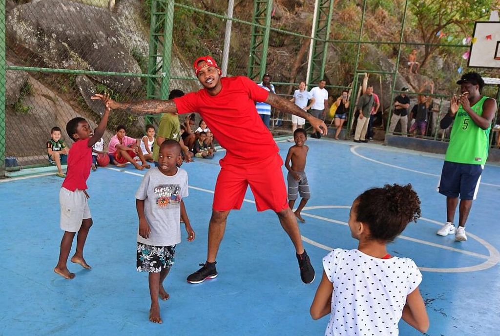 Carmelo Anthony a rencontré des enfants des favelas.