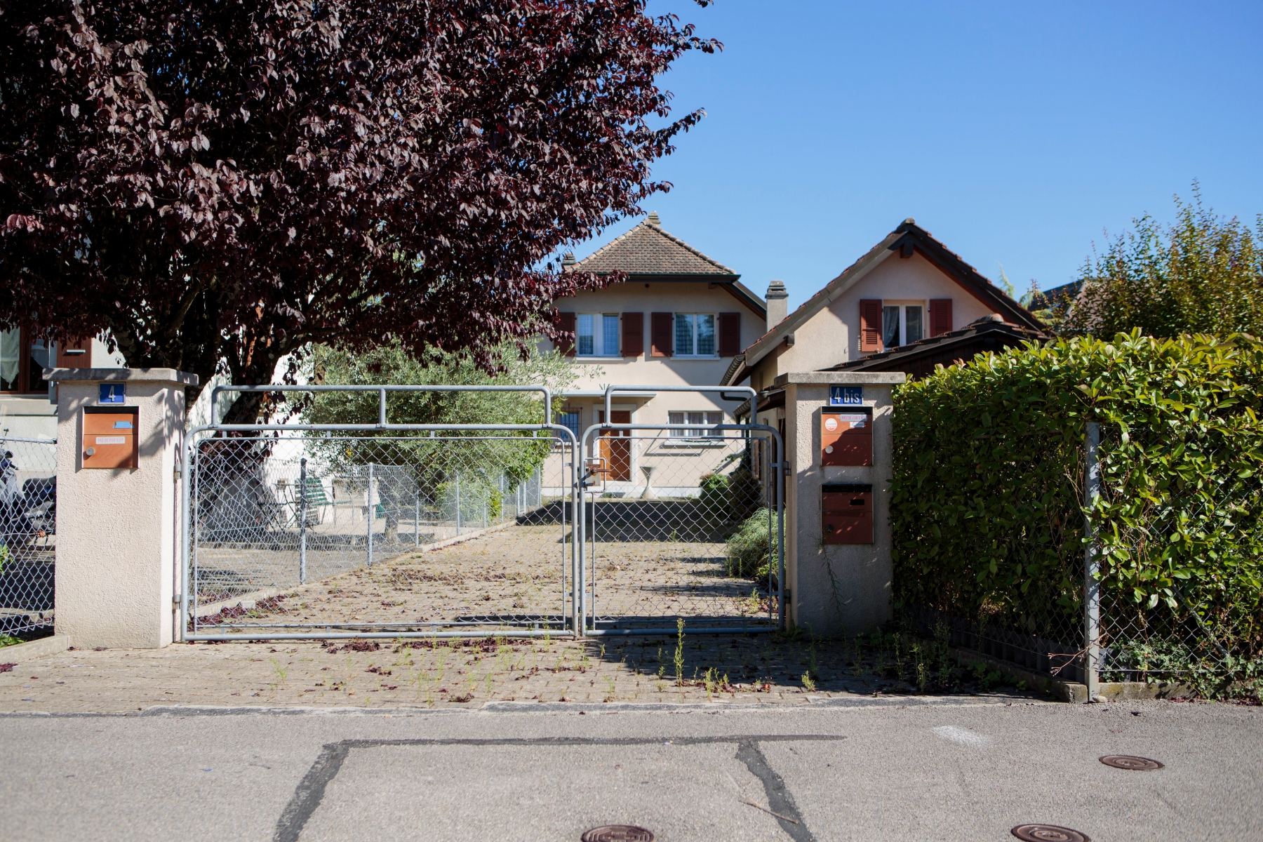 Deux maisons ainsi qu'une dépendance couverte pourraient être détruites afin de construire le nouvel immeuble.