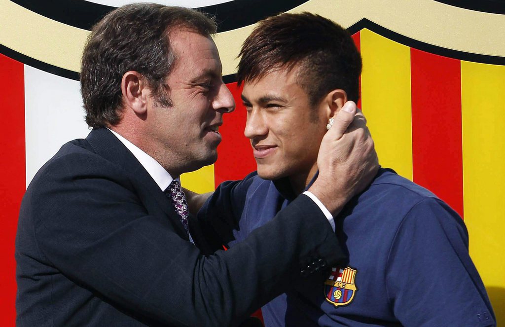 Le 3 juin 2013, le président Sandro Rosell accueillait Neymar à bras ouvert. 