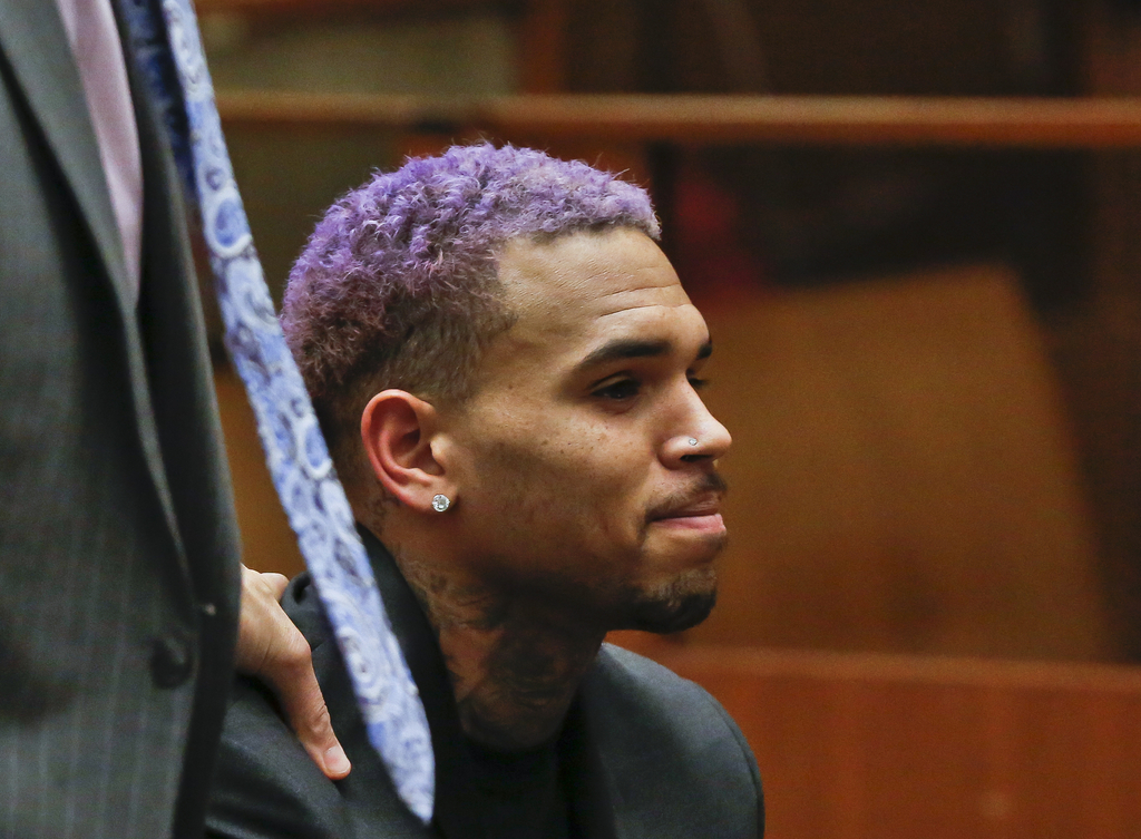 Une femme a rapporté que Chris Brown l'aurait visée avec une arme létale.