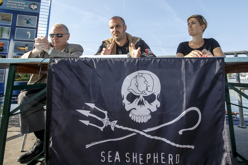 Rahim Hubert-Droz, au centre, coordinateur Sea Shepherd pour la Suisse Romande, est entouré de Patrick Jacot et de Mélanie Freymond.