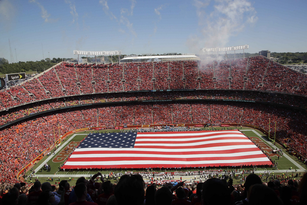 Les Kansas City Chiefs ont écouté l'hymne américain les uns à côté des autres.
 