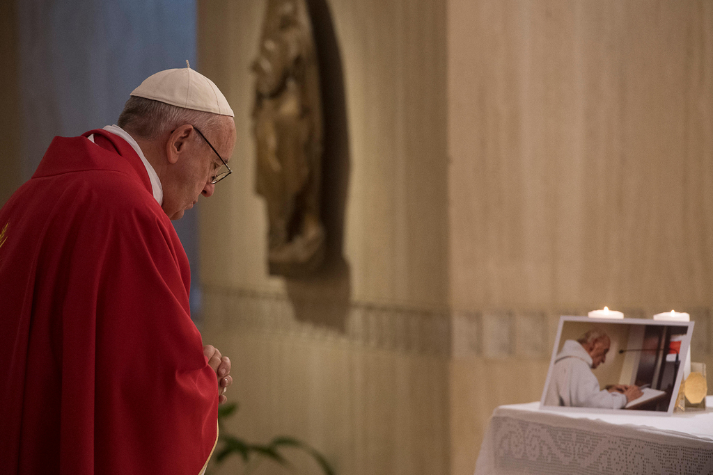 Dans la chapelle où il célèbre la messe tous les jours à 07h, une photo du père Hamel avait été placée sur l'autel.