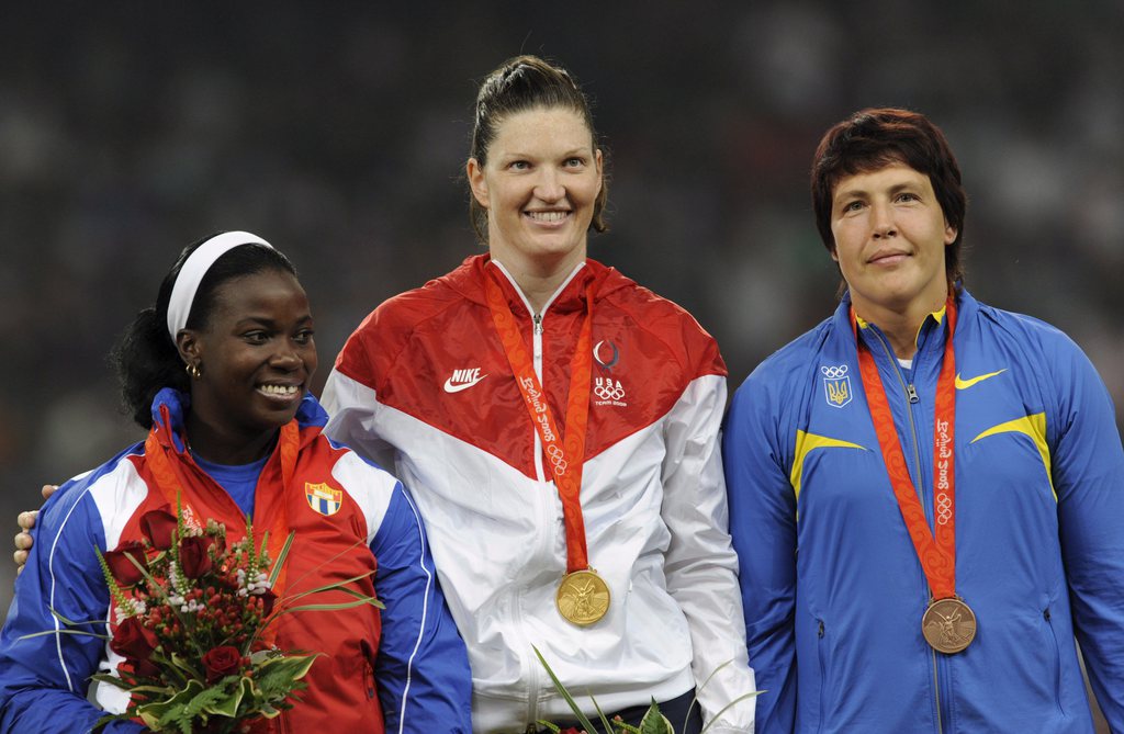 Yarelys Barrios, à gauche, doit rendre une médaille qu'elle dit ne plus avoir. Un cas sans précédent dans l'histoire olympique.