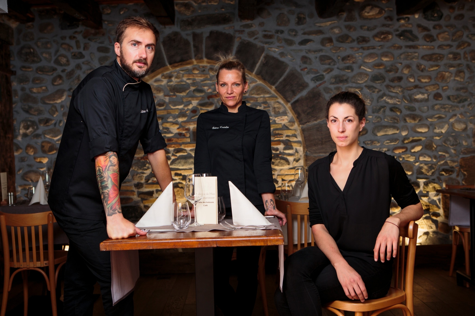 Mies, mardi 6 septembre 2016

Portrait de la nouvelle équipe de l'auberge communal La Couronne à Mies. Andrea Vetere (chef de cuisine), Katalin Vetere (aide cuisinier) et Léa Steffen (gérant)



Sigfredo Haro Portrait nouvelle équipe La Couronne, Mies