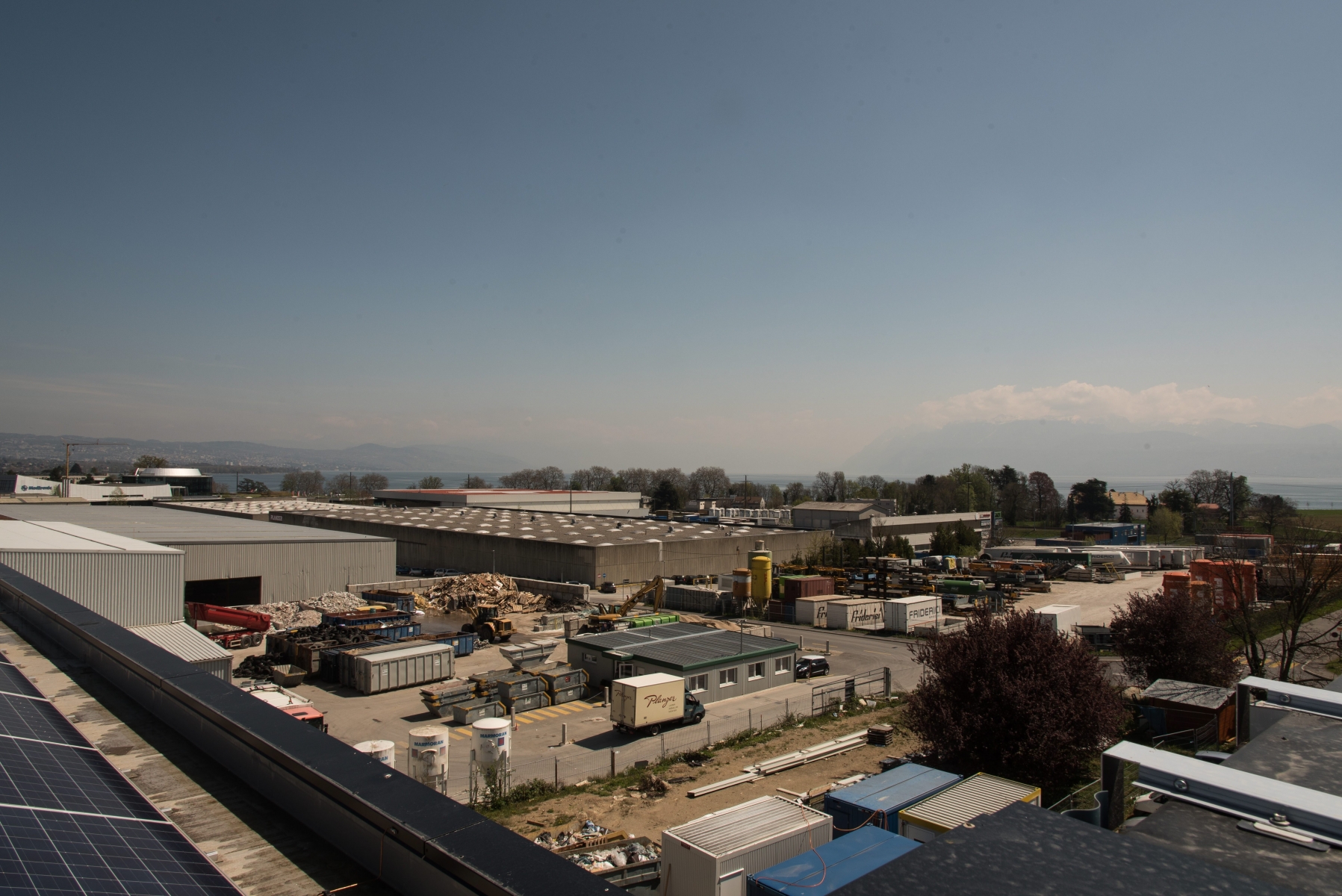 Tolochenaz, Lundi 20.04.2015, reconversion de la zone industrielle "En Molliau", entrepot Friderici, vues depuis le nouveau bâtiment Uvavins, photos Cédric Sandoz