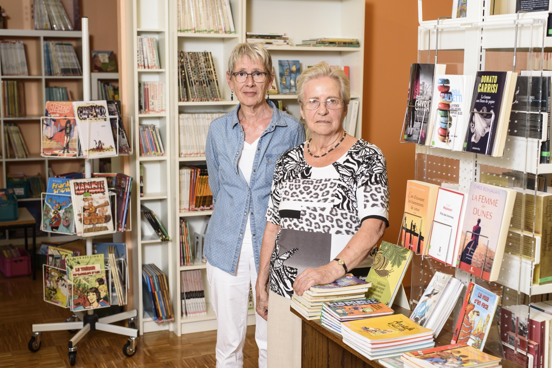 Elisabeth Ottinger et Hélène Guibert, deux des huit bénévoles qui font vivre la bibliothèque de Gingins trois jours par semaine.