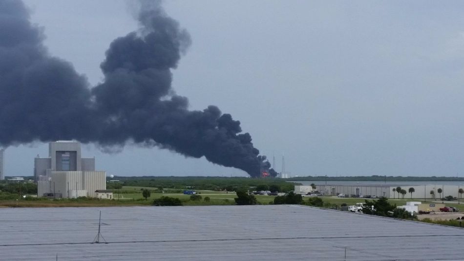 L'épaisse fumée provient de la base de lancement de Cape Canaveral.