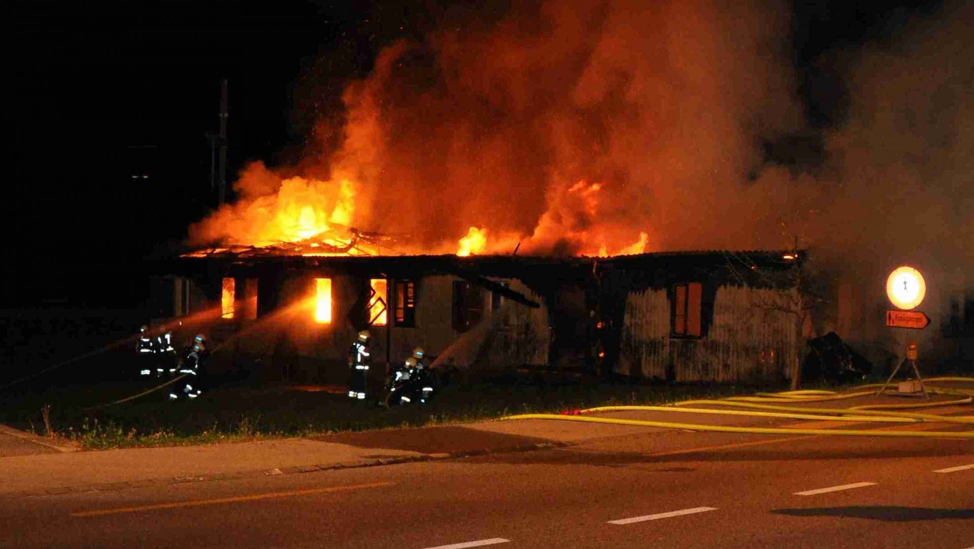 Le bâtiment a été totalement ravagé par les flammes.