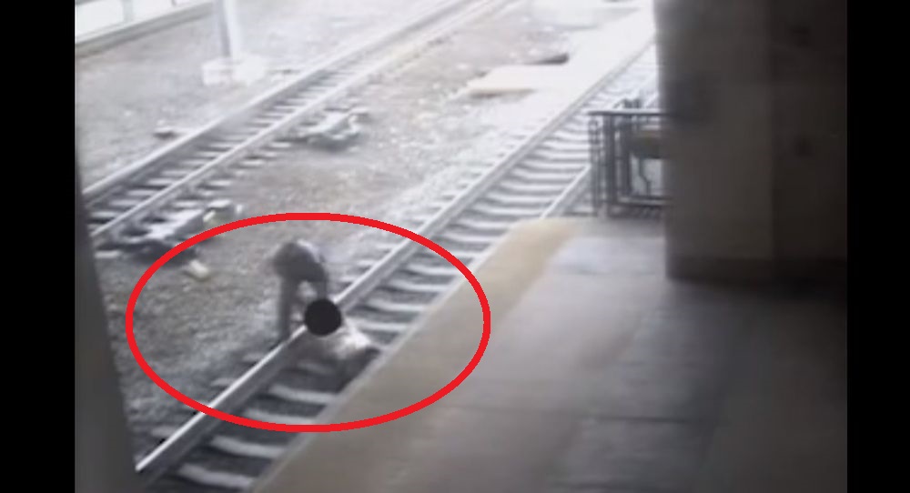 Il s'en est fallu de peu. Les deux hommes ont bien failli être happés par le train.