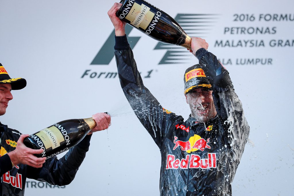 Daniel Ricciardo (à droite) avait remporté la course sur le circuit de Sepang, dans la banlieue de Kuala Lumpur.