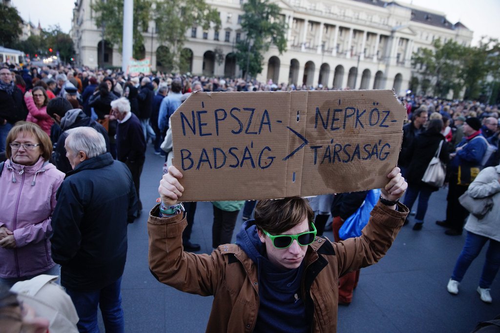 "Népszabadság appartient au peuple", indique un panneau lors d'une manifestation de soutien au quotidien d'opposition. 
