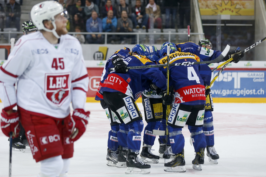 Les joueurs biennois peuvent célébrer face à Lausanne: Bienne remonte à la 3ème place grâce à sa victoire sur les Vaudois.