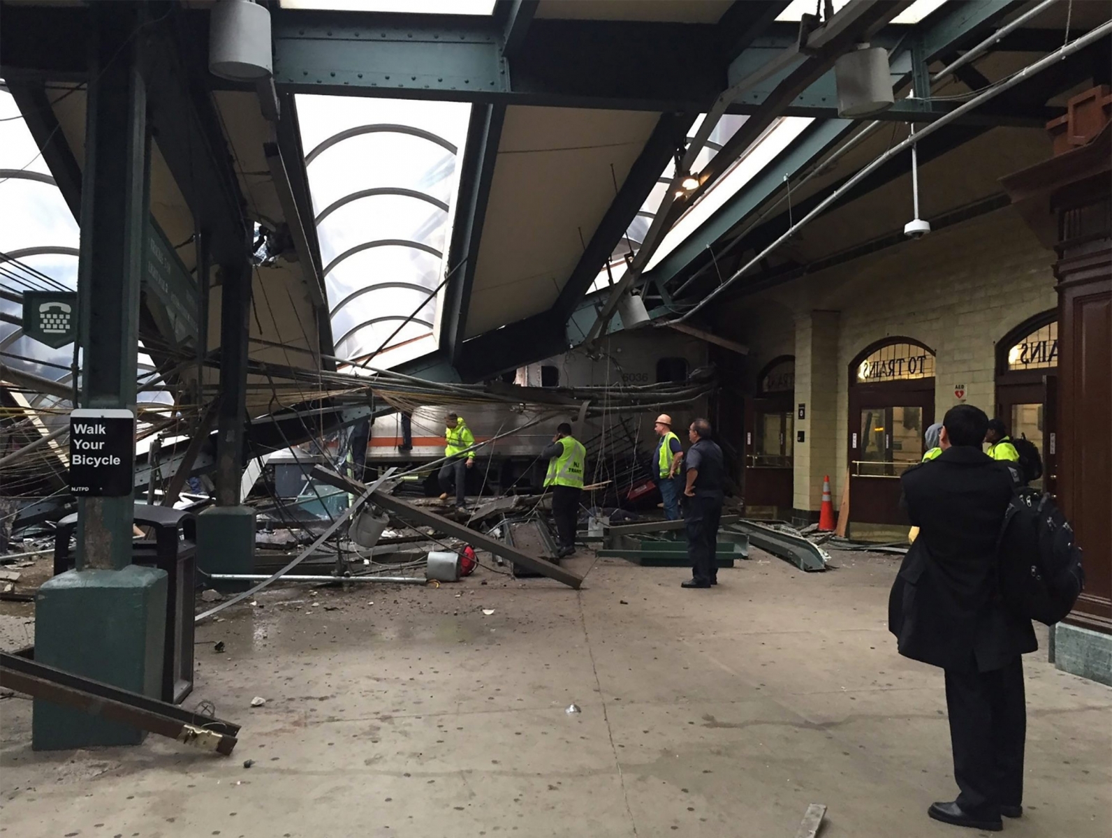 epa05562024 A picture provided by Twitter user @coreyfutterman shows workers on the platform after a NJ Transit train crashed in to the platform at the Hoboken Terminal New Jersey, USA, 29 September 2016. Reports stated that at least 3 people were killed and over 100 injured in the accident.  EPA/@coreyfutterman  HANDOUT EDITORIAL USE ONLY/NO SALES USA TRAIN CRASH