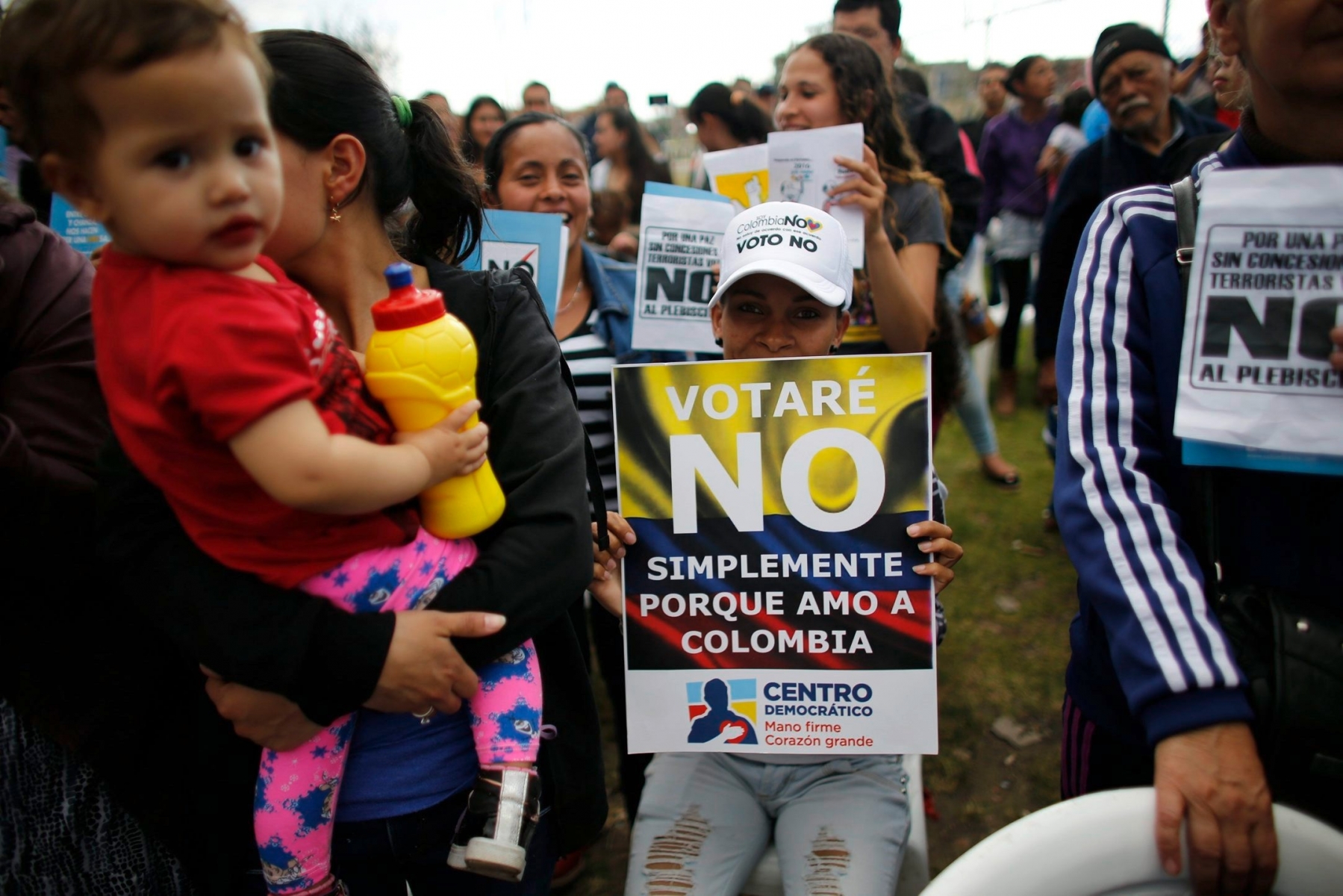 Opponents to the peace deal signed between the Colombia government and rebels of the Revolutionary Armed Forces of Colombia, FARC, attend an event to promote the "No" vote in the upcoming referendum in Bogota, Colombia, Saturday, Oct 1, 2016. Colombians go to the polls on Oct. 2 in a referendum where they will be asked to ratify or reject the accord. (AP Photo/Ariana Cubillos) Colombia Peace