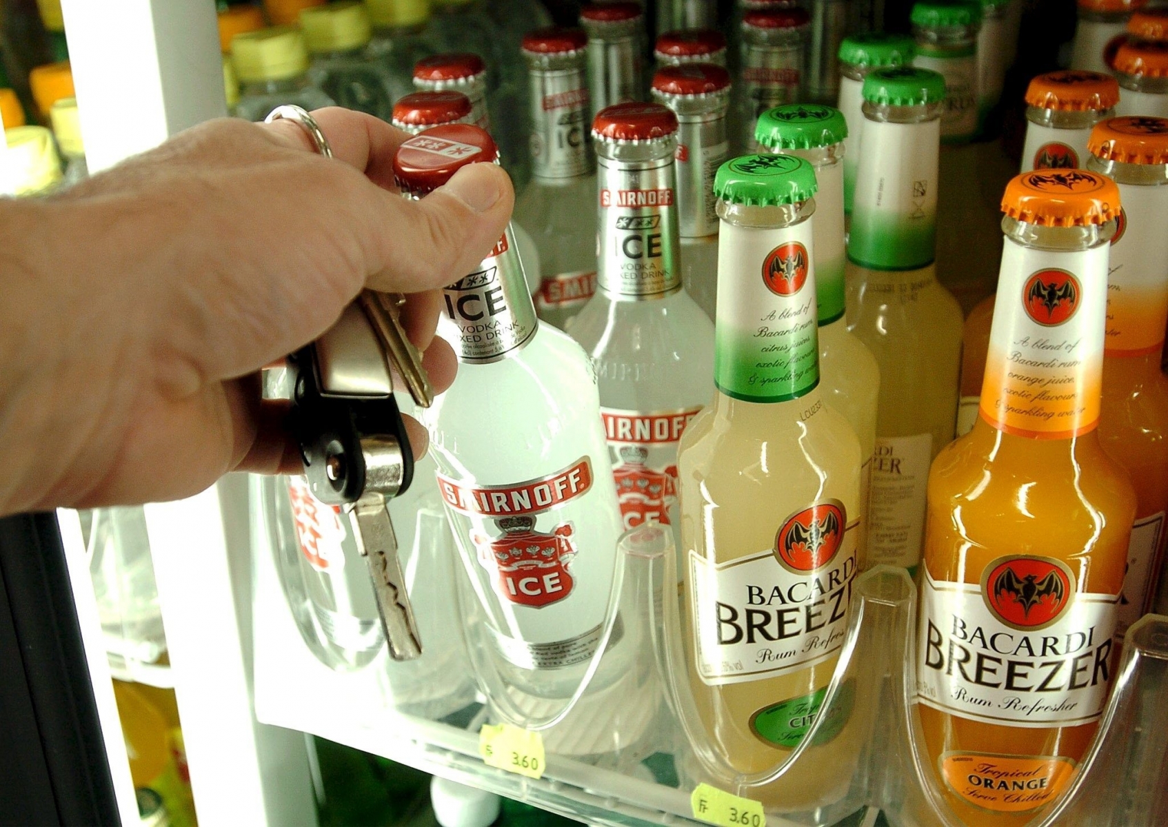 Des bouteilles d'alcopops dans un presentoir d'une station-service, le 23 janvier 2004 a Genève.









(KEYSTONE/Martial Trezzini)

 ALCOOL