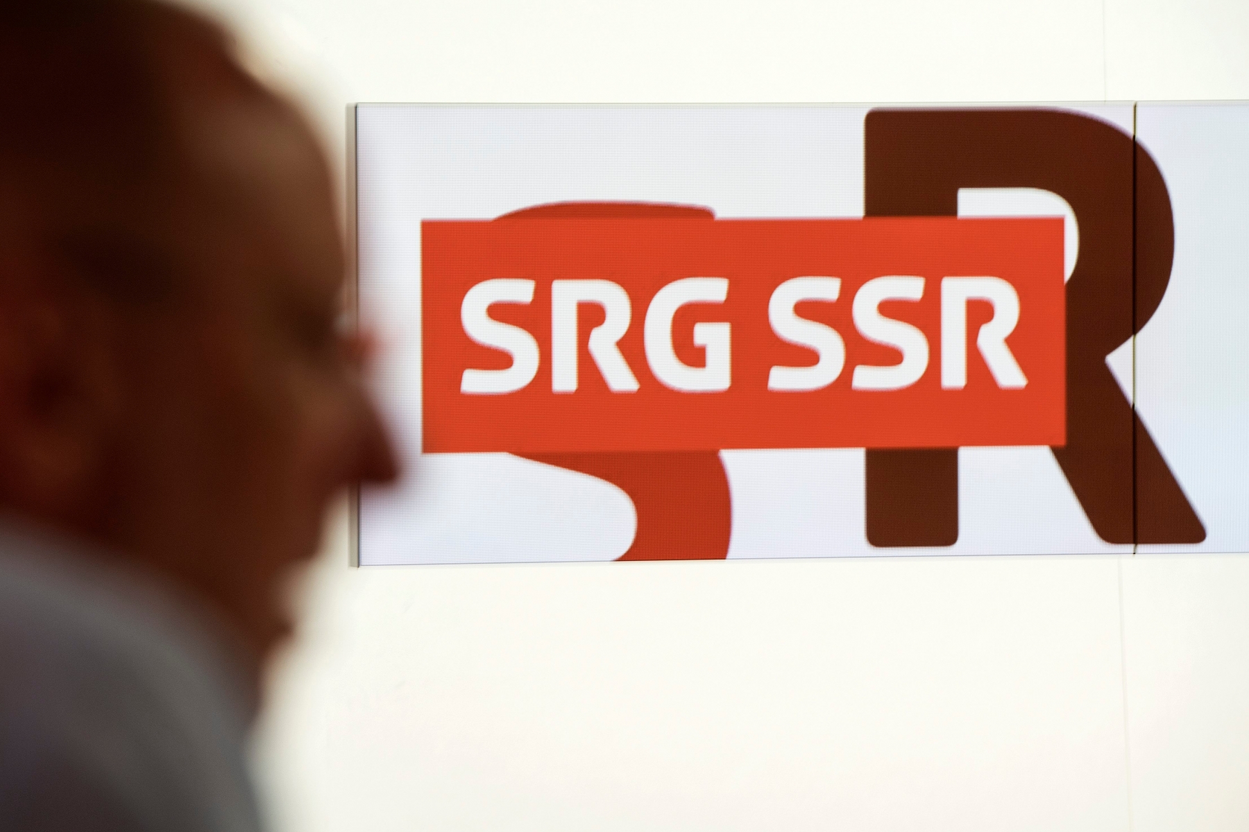 Roger de Weck, Generaldirektor der SRG, spricht an einem Medienfruehstueck ueber den Service Public von SRG SSR, am Dienstag, 4. Oktober 2016, in Bern. (KEYSTONE/Peter Schneider) SCHWEIZ SRG SERVICE PUBLIC