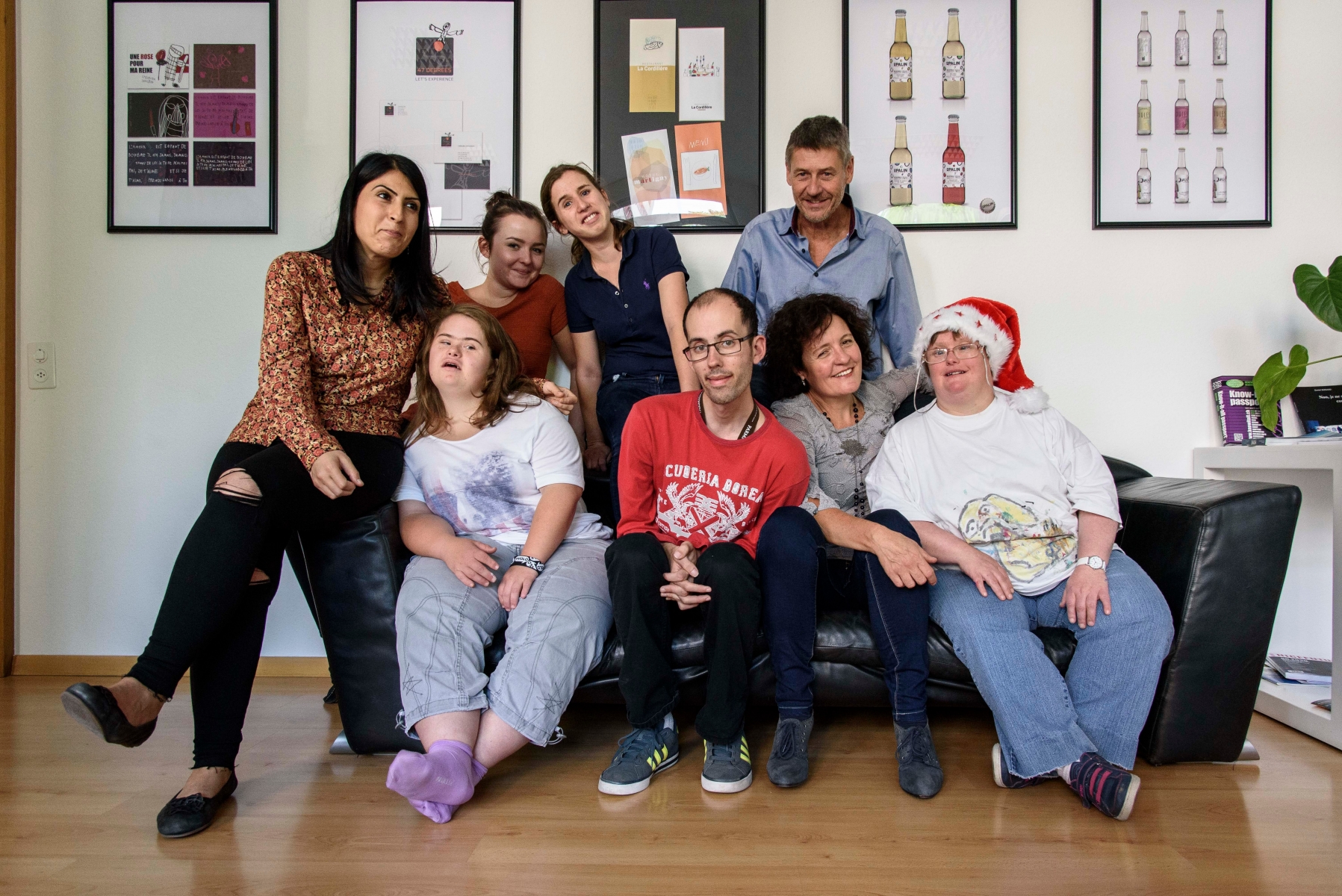 Nyon, jeudi 22.09.2015, photos de l'attelier Sweetrebels, studio atypique qui emploie du personnel en handicap, de gauche à droite : Alev Demir (employée), Emilie Adler, Anja Ottinger (employée), Caroline Faivre, Joakim Hoff, Yves Portenier (directeur), Isabel Montserrat (codirectrice) et Ursula Künzi, photos Cédric Sandoz