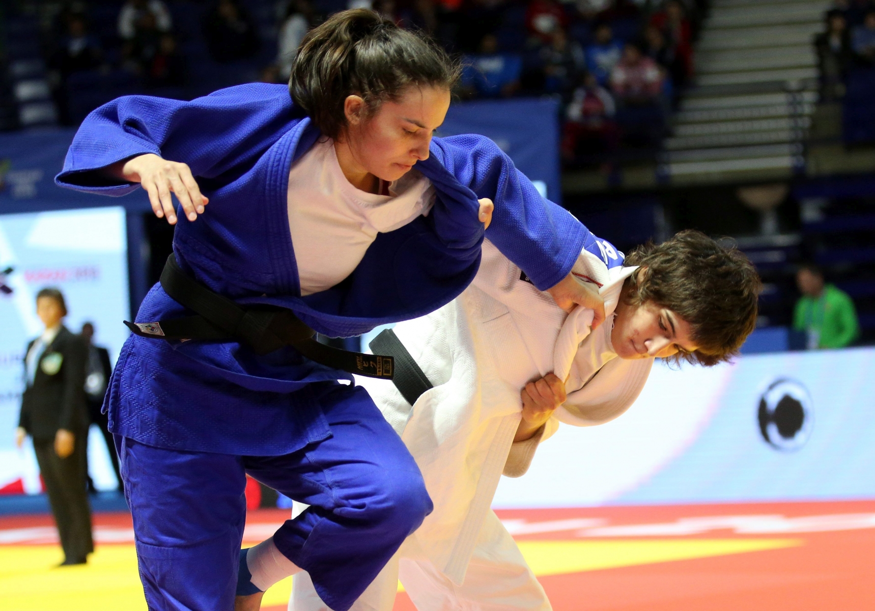epa05270423 Emilie Amaron of Switzerland (blue) in action against Jaione Equisoain of Spain (white) during their Women's -57 kg category elimination bout at the European Judo Championships at the TatNeft Arena in Kazan, Russia, 21 April 2016.  EPA/MAXIM SHIPENKOV