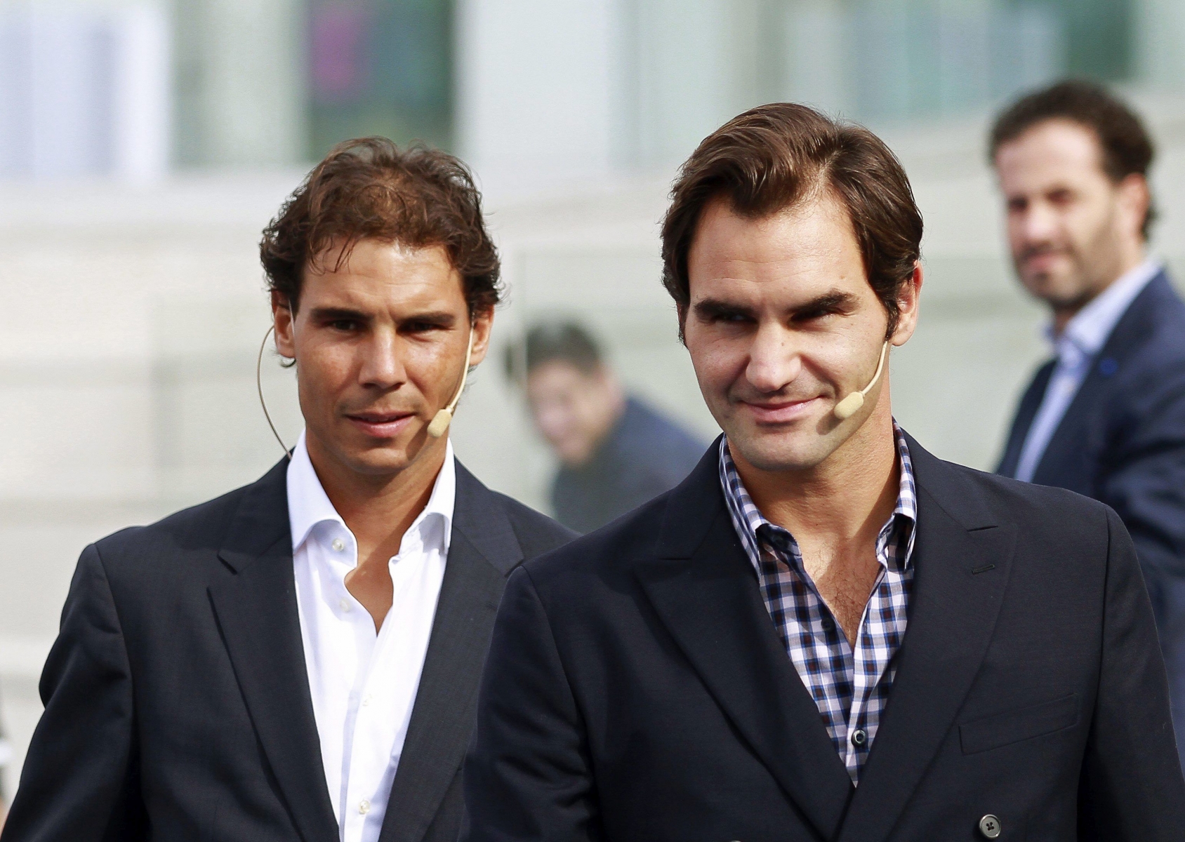 epa05591978 Spanish tennis player Rafael Nadal (L) and Swiss player Roger Federer (R) arrive to chair the opening ceremony of the Rafa Nadal Academy in Manacor, Mallorca island, Balearics, Spain, 19 October 2016. The academy opens its doors to young players so as they can train with the same method and values with which Nadal grew up.  EPA/J. GRAPPELLI