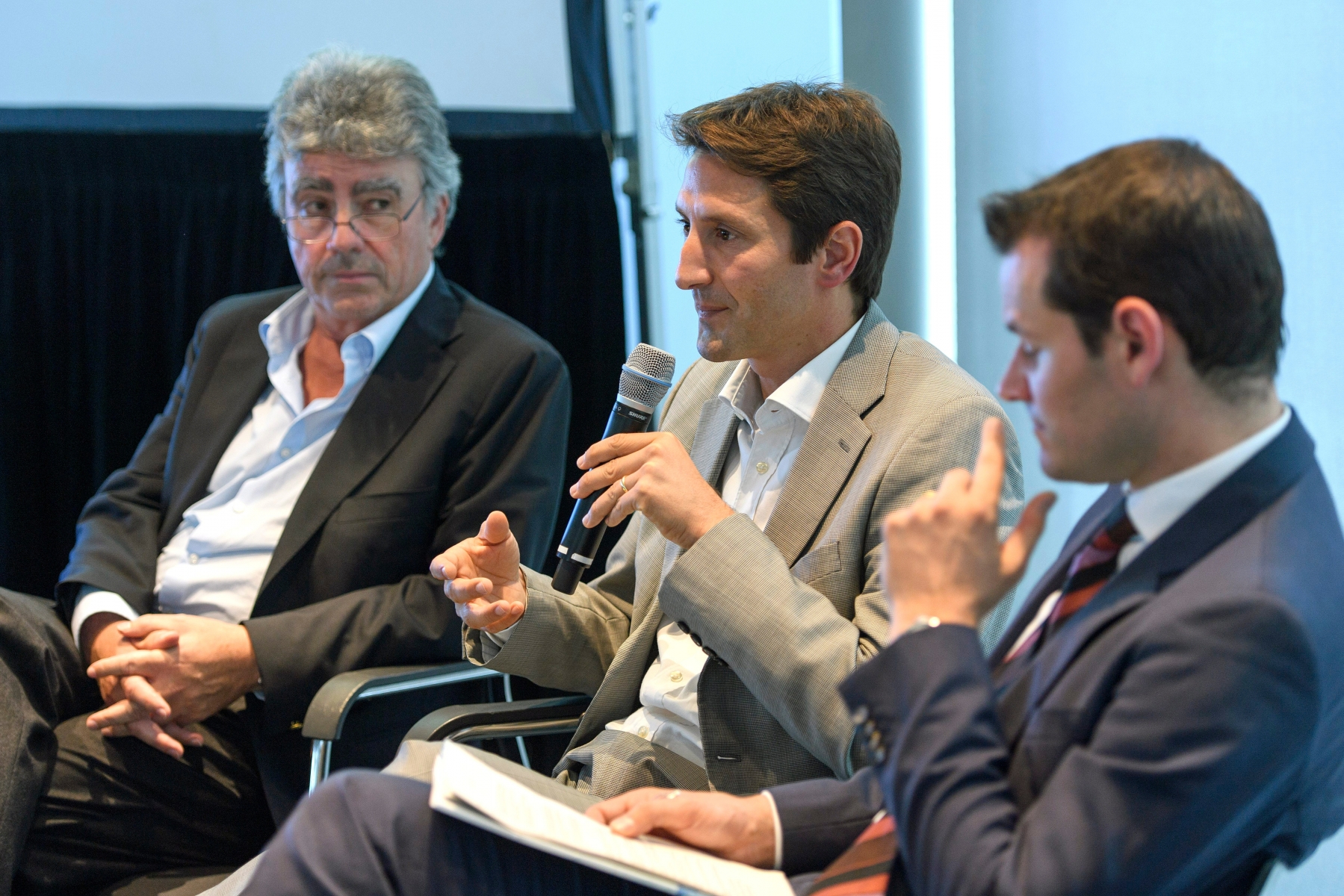 Patrick Aebischer, gauche, President de líEPFL, Jurgi Camblong, centre, Co-Fondateur et CEO de Sophia Genetics et Pierre Maudet, droite, Conseiller díEtat Genevois Charge du Departement de la Securite et de l'Economie, síexprime lors díune conference de presse, du leader mondial de la medecine basee sur les donnees Sophia Genetics, ce mercredi 19 octobre 2015 au Campus Biotech a Geneve. (KEYSTONE/Martial Trezzini) SCHWEIZ MK ZUKUNFTSSTRATEGIE SOPHIA GENETICS