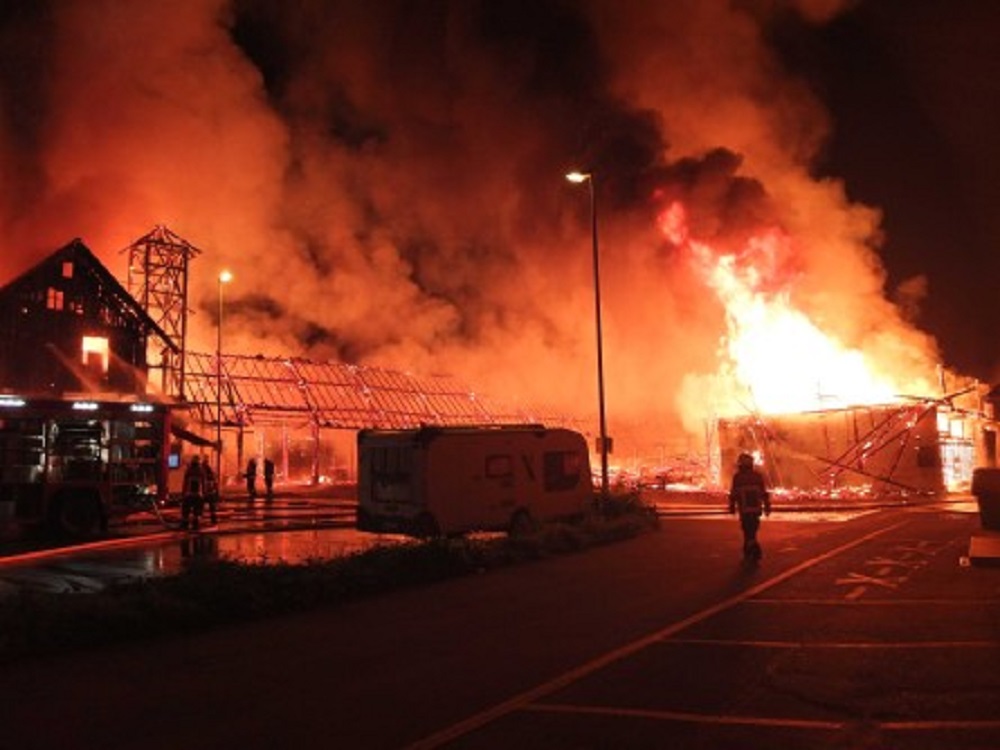 L'incendie s'est déclaré dans une zone industrielle. 