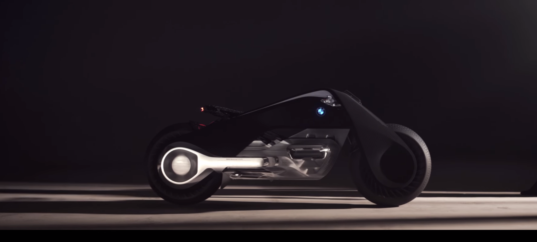 La Motorrad Vision Next 100 ne roulera pas avant 2030.
