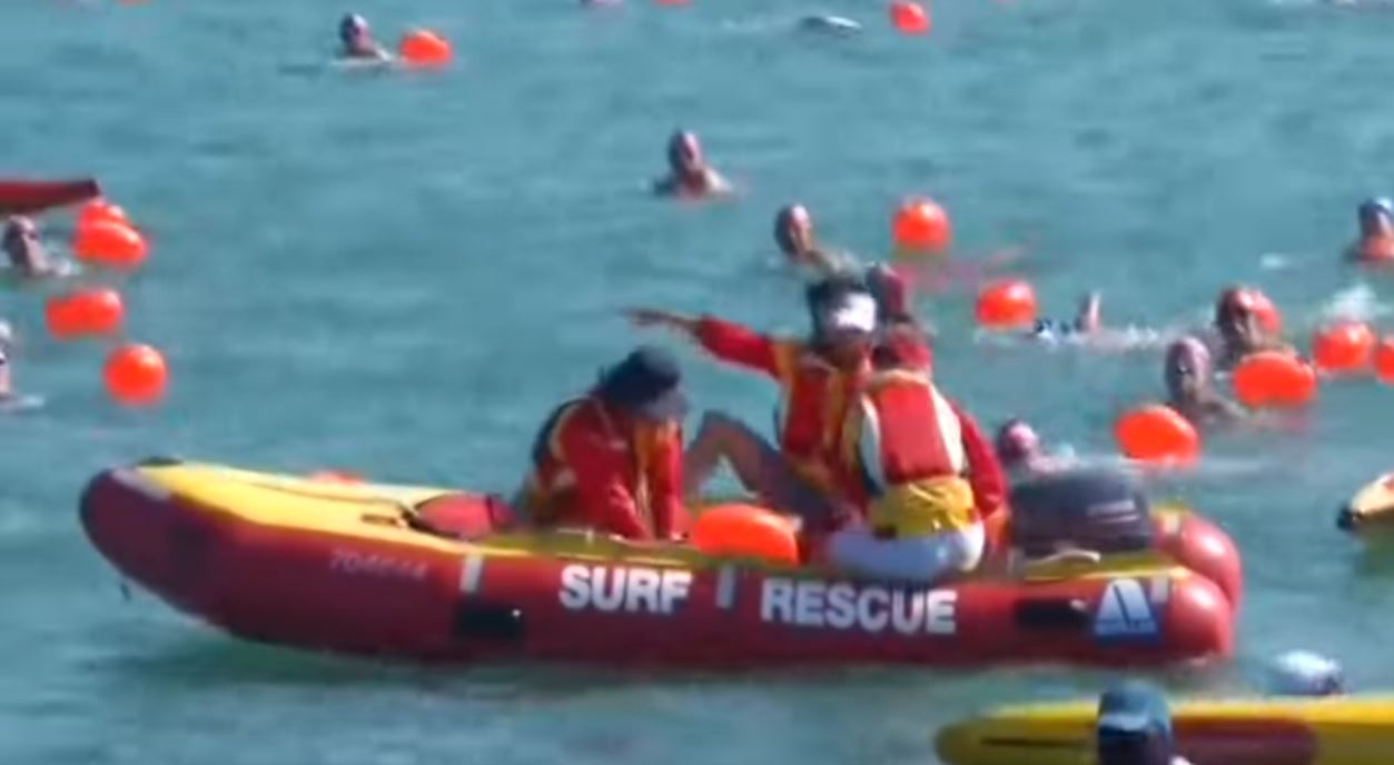 Malgré les tentatives désespérées des secouristes, le nageur n'a pas survécu. 