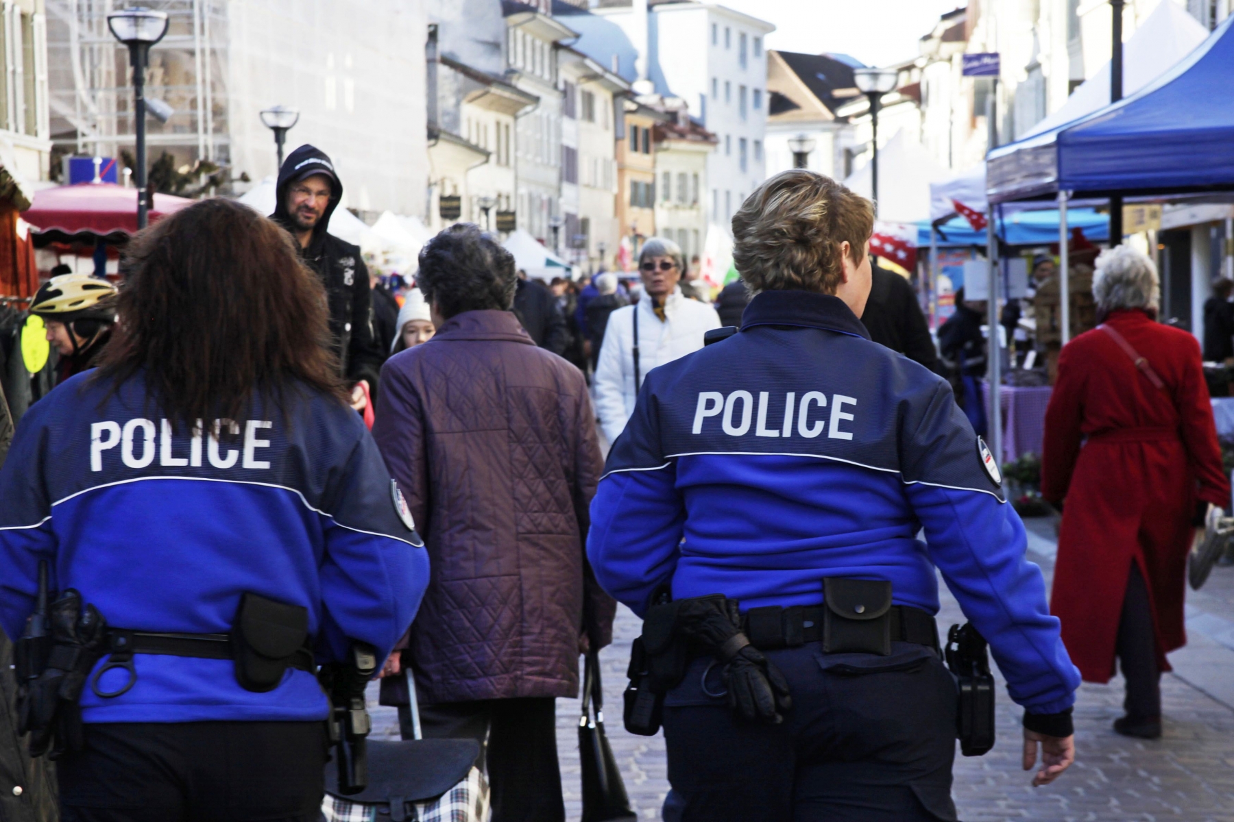 A l'image de ces deux policières de proximité de la PRM, ici au marché, les stagiaires effectueront des patrouilles dans les rues.