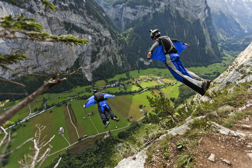 Les parois rocheuses de Lauterbrunnen sont très prisées des wingsuiters.