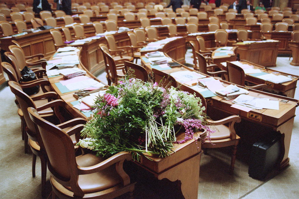 Si les parlementaires femmes reçoivent parfois des fleurs, elles sont aussi souvent victimes de sexisme, de harcèlement et même de violence.