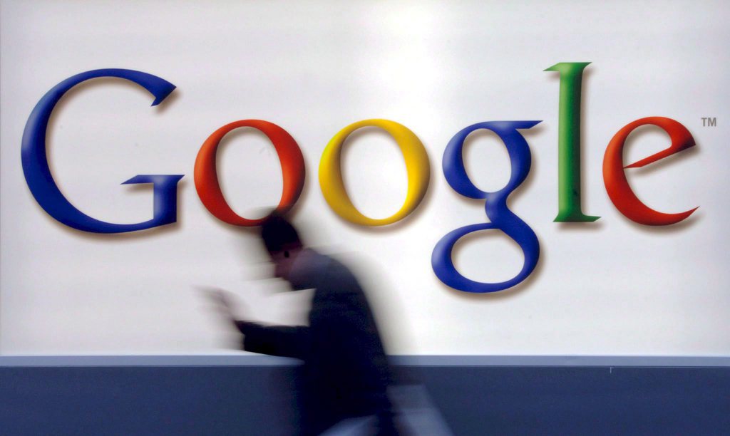 Google et Facebook ont pris des mesures mardi pour couper les revenus publicitaires des faux sites d'informations.
