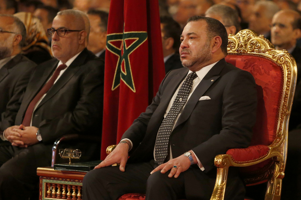 Le roi Mohammed VI (à droite) a dépêché son ministre de l'Intérieur pour présenter ses condoléances à la famille du défunt.