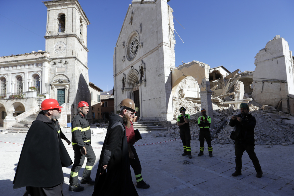 A Norcia, beaucoup de maisons sont encore debout, mais les autorités doivent les inspecter une par une pour s'assurer de leur viabilité. 