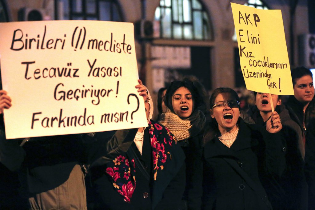 Certaines femmes turques sont descendues dans la rue pour protester contre ce projet de loi.