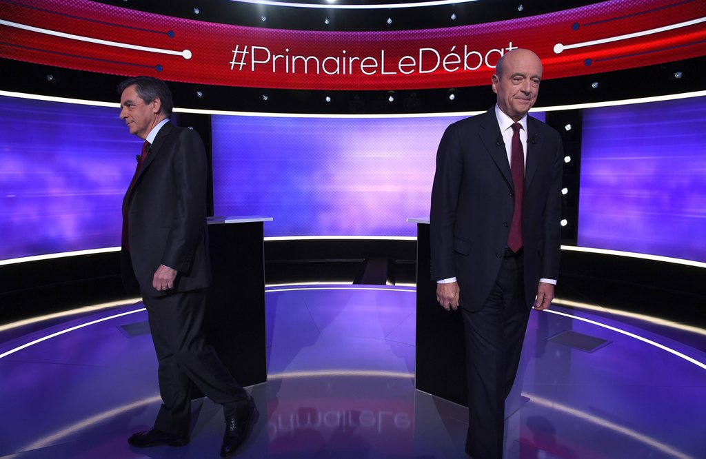 Jeudi c’est tenu un débat télévisé entre François Fillon et Alain Juppé, les deux candidats à la présidentielle française de centre-droit. Le second tour des élections primaires aura lieu le 27 novembre.