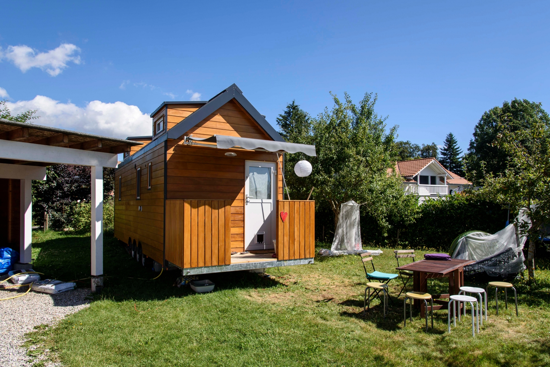 Saubraz, vendredi 2907.2016, une tiny house est installée sur un terrain d'habitation, Karin Zurbrugg en est l'heureuse propriétaire, photos Cédric Sandoz