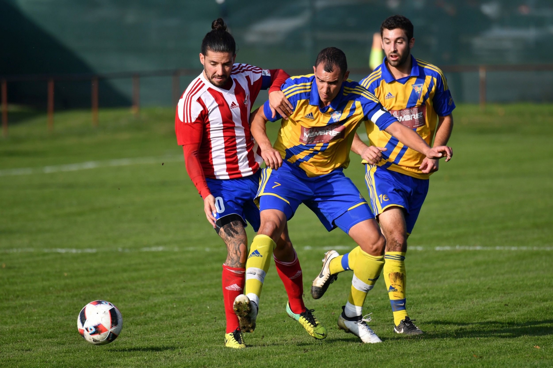 foot 2em ligue Forward Morges Pied du Jura ici Cesar Ferrari (10) a gauche de Morges et S.Laubscher (7) et Y Delay (16) du Pied du Jura, Morges le 30.10.2016 © photo Michel Perret Foot_Morges_Pied_Jura_30_10_2016