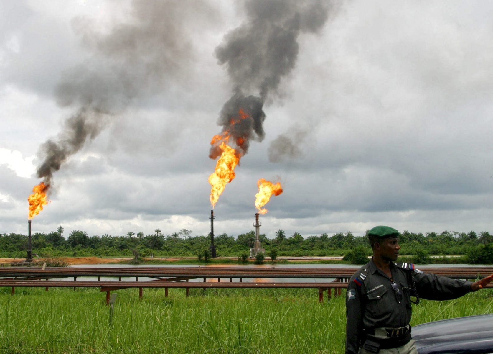 Extraction du petrole au Nigeria

A Nigerian policeman stops to search an oncoming car near burning gas flares belonging to Agip oil company in Ebocha near oil rich city of Port Harcourt on Sept. 10, 2004. Insurgents fighting for control of Nigeria's rich southern oil fields said Sunday Sept 26, 2004 that helicopters belonging to Italian oil firm Agip are helping government forces target their positions, and the rebels threatened retaliation against the company ENERGIE