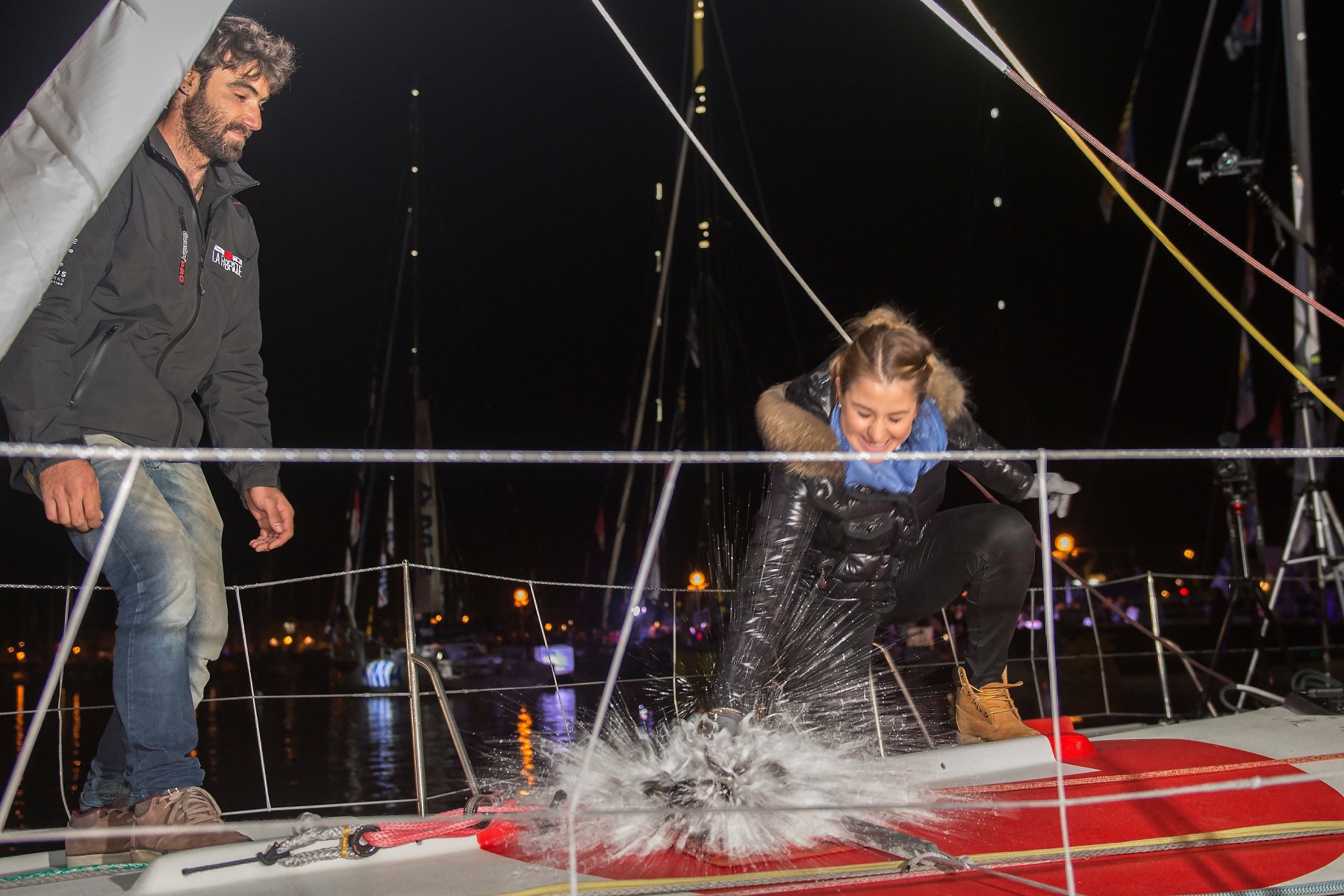 03.11.2016; Les Sables d'Olonne; Voile; Vendée Globe;  Bapteme du bateau du Suisse Alan Roura La Fabrique. C est La joueuse de tennis Belinda Bencic qui était la marraine et    qui a explose la bouteille de champagne a  l avant  du bateau. Alan Roura et Belinda Bencic. Belinda a offert une raquette a Alan.
Photo Jean-Guy Python