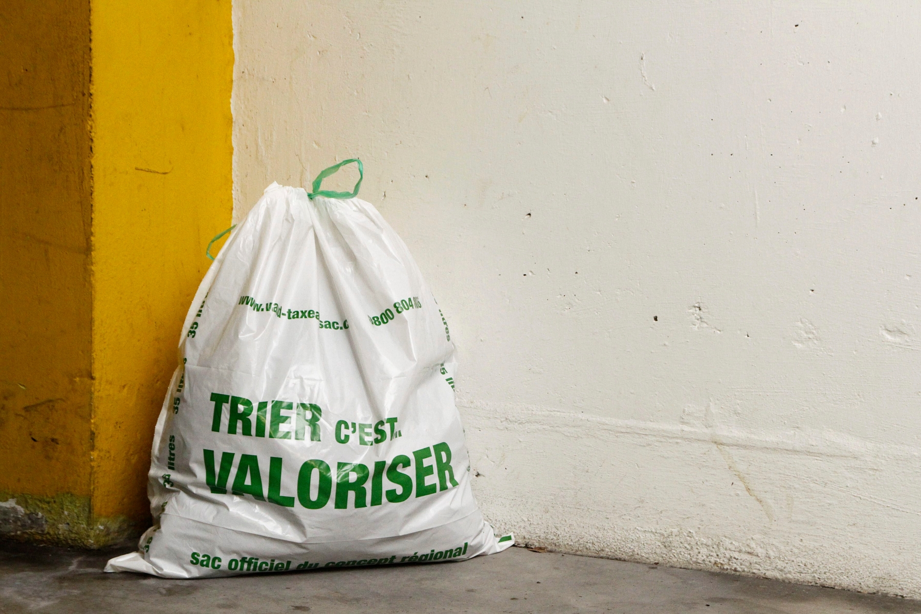Taxe au sac, nouveau sac poubelle en vigueur le 1er janvier 2013.
(Samuel Fromhold/La Côte) TAXE AU SAC / NOUVEAU SAC POUBELLE