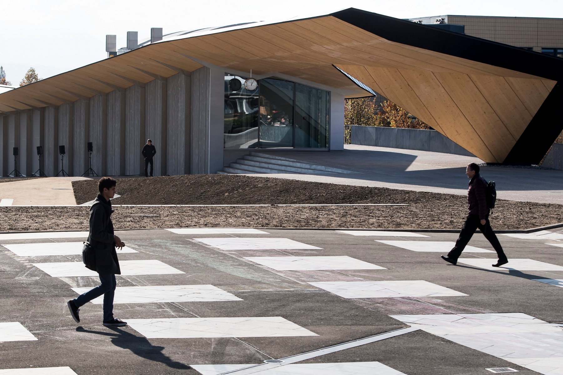 Des personnes marchent devant le le batiment ArtLab lors de l'inauguration du nouveau batiment ArtLab sur le site de l'Ecole polytechnique federale de Lausanne, EPFL, ce jeudi, 3 novembre 2016, a Lausanne. L'ArtLab s'articule en trois partie, la premiere dedie a l'accueil des visiteurs du campus, presentant les grands travaux de recherche de l'EPFL, la deuxieme, culturel, abritant un espace d'exposition susceptible d'accueillir les developpements museographiques les plus innovants, la troisieme dedie a la conservation et a la valorisation des archives du Montreux Jazz Festival. (KEYSTONE/Jean-Christophe Bott) SUISSE EPFL ARTLAB