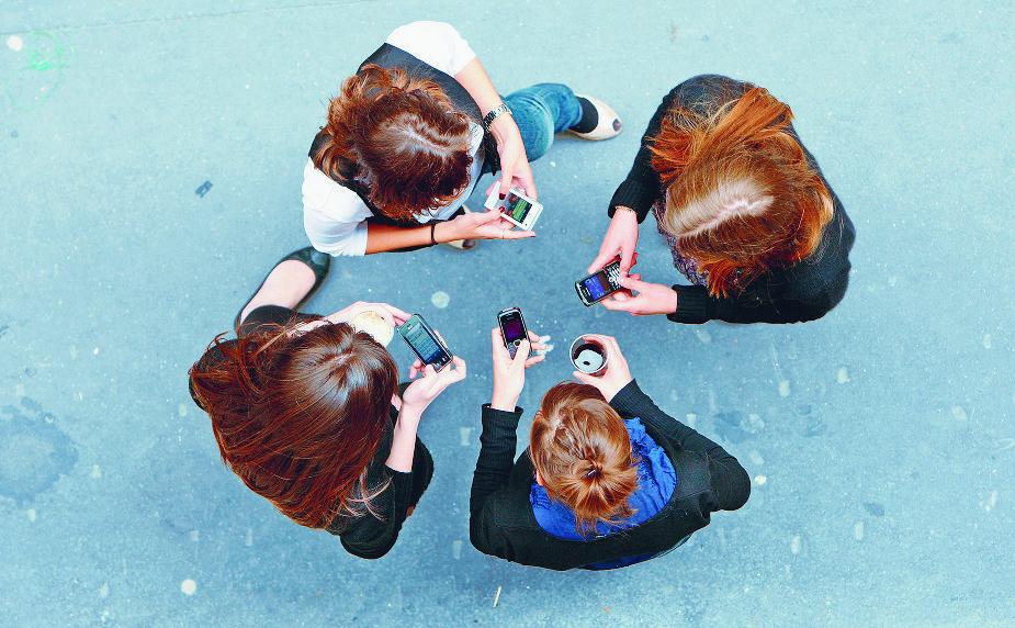 Illustration de jeunes femmes écrivant des SMS ou des messages texto avec leur téléphone portable. 97567