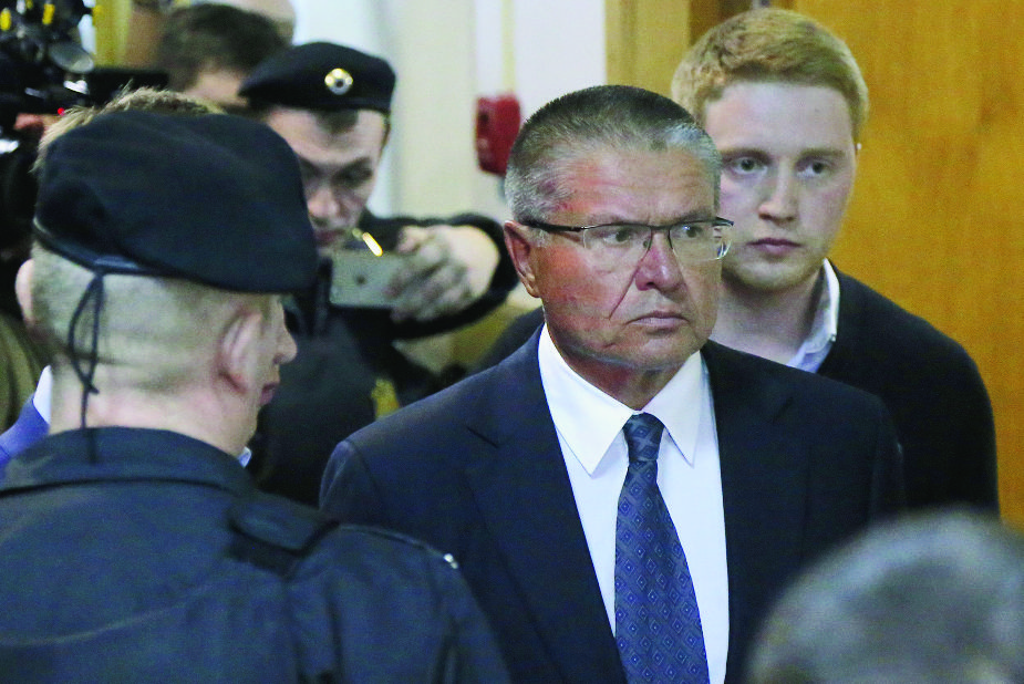 epa05632694 Russian Minister of Economic Development Alexei Ulyukayev (C) arrives at the Basmanny district court in Moscow, Russia, 15 November 2016. Alexei Ulyukayev was detained early 15 November for allegedly taking two million US dollar bribe from Rosneft oil company. Investigators ask the court to choose home arrest as a preventive punishment for investigation period.  EPA/MAXIM SHIPENKOV RUSSIA ECONOMIC DEVELOPMENT MINISTER ARREST