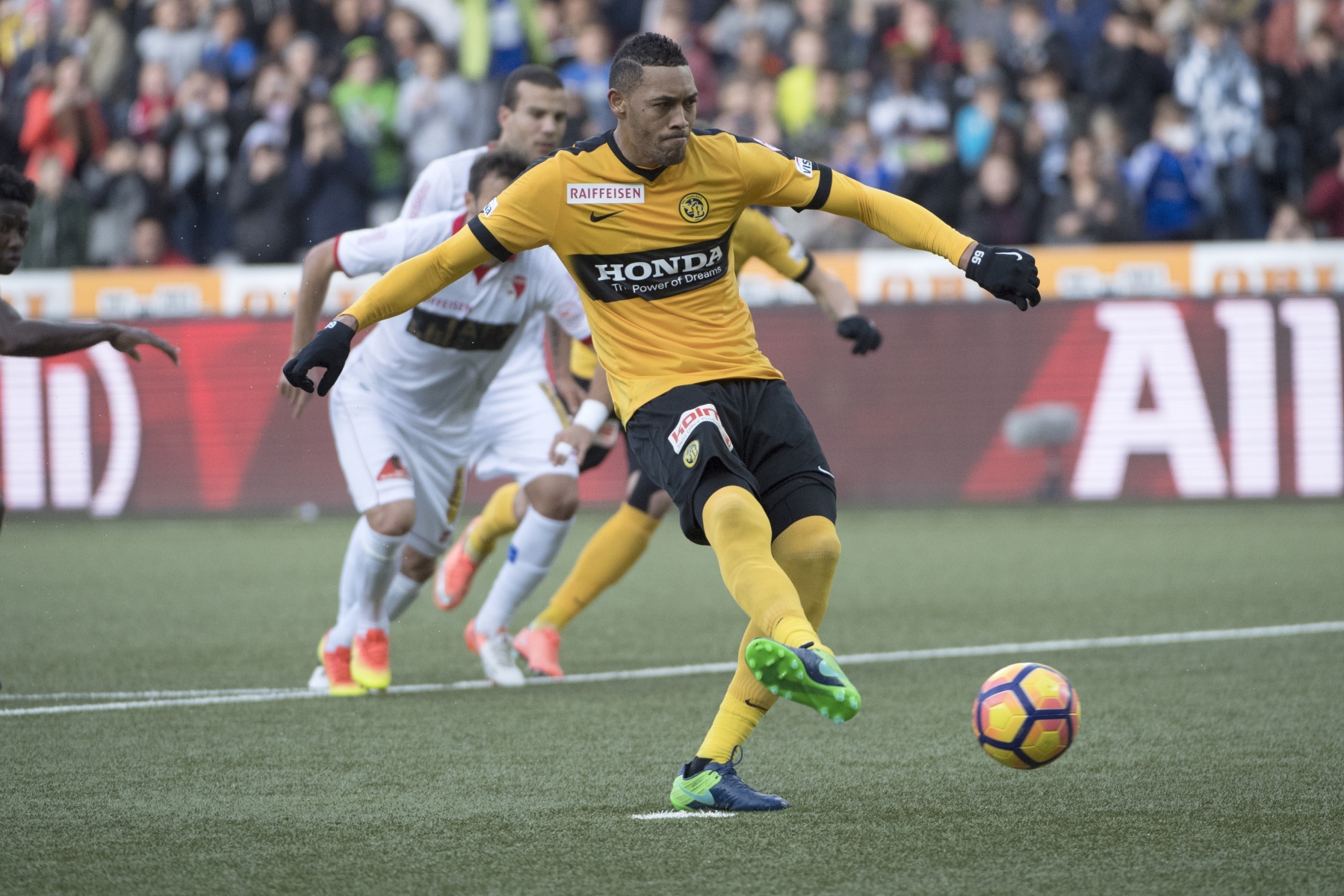 YBs Guillaume Hoarau versenkt einen Penalty waehrend dem Fussballspiel der Super League zwischen den Berner Young Boys und dem FC Sion, am Sonntag, 20. November 2016, im Stade de Suisse in Bern. (KEYSTONE/Marcel Bieri)