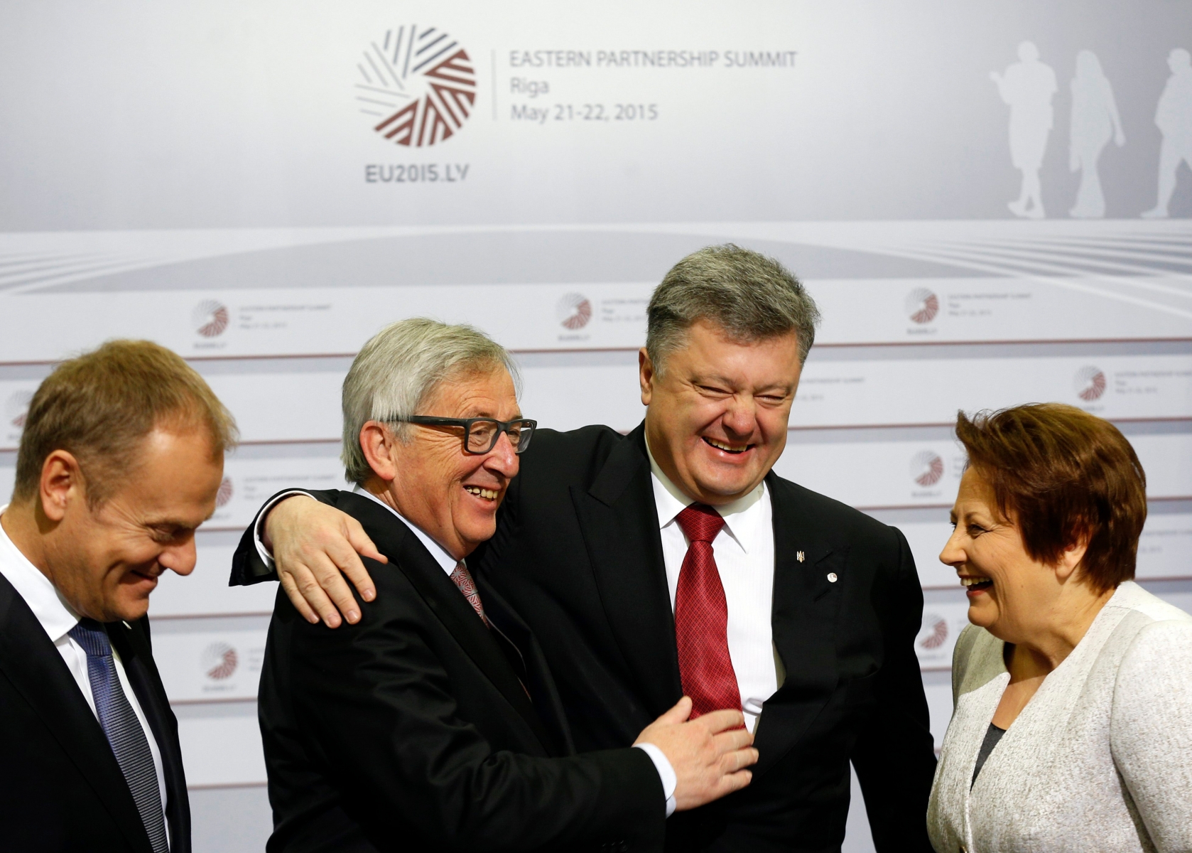 European Commission President Jean-Claude Juncker, center left, greets Ukrainian President Petro Poroshenko, center right, during arrivals at the Eastern Partnership summit in Riga, on Friday, May 22, 2015. EU leaders gather for a second day of meetings with six post-communist nations to discuss various issues, including enlargement, the economy and Ukraine. At left is European Council President Donald Tusk and right is Latvian Prime Minister Laimdota Straujuma. (AP Photo/Mindaugas Kulbis) LETTLAND EU GIPFEL OSTEUROPA