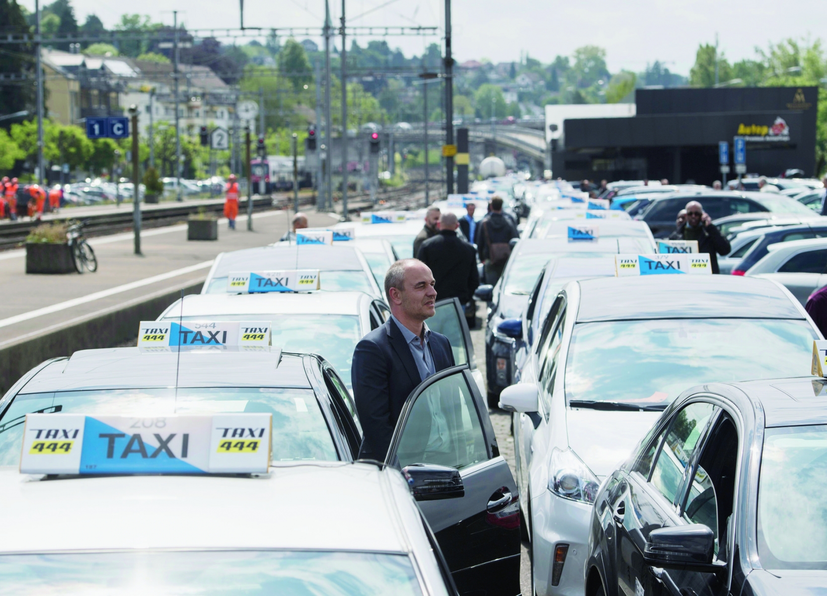 Taxifahrer demonstrieren ihre Abneigung gegen das amerikanische Transportunternehmen Uber, am Dienstag, 17. Mai 2016, in Zuerich. Der Fahrdienst-Anbieter Uber muesse in der Schweiz verboten werden, solange er sich nicht an die geltenden Gesetze halte, verlangten Taxifahrerinnen und -fahrer aus der ganzen Schweiz. Uber gefaehrde die gesamte Taxibrache. (KEYSTONE/Ennio Leanza) SCHWEIZ TAXI PROTEST UBER